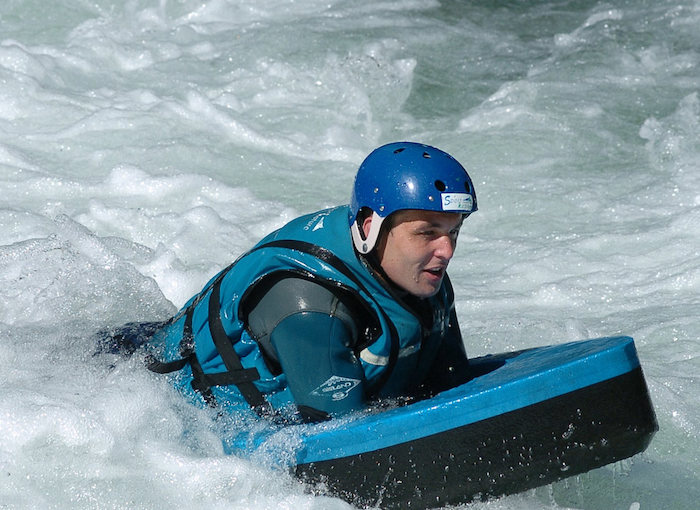 Un homme fait de l'hydrospeed dans la rivière lors d'une colonie de vacances en Hautes-Pyrénées