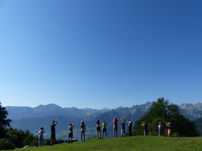 Les jeunes de la colonies de vacances profitent de la vue sur les montagnes des Pyrénées