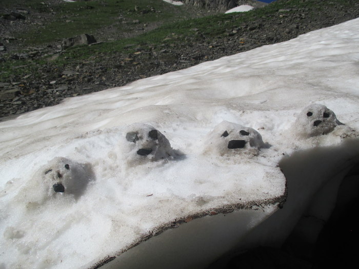 Quatre bonhommes de neiges ont été construits dans la glace lors d'une colonie de vacance dans les Pyrénées