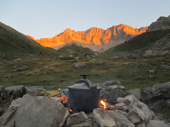La marmite est posée sur le feu de camp au milieu des montagnes lors d'une colonie de vacance nature dans les Pyrénées
