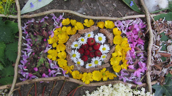 Une couronne de fleurs fabriquée par des enfants lors d'une colonie de vacance nature dans les Pyrénées