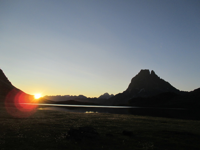Coucher de soleil sur les montagnes lors d'une colonie de vacance nature dans les Pyrénées