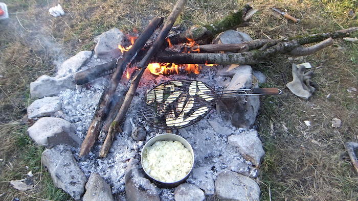 Préparation du repas au feu de bois en pleine montagne  lors d'une colonie de vacance nature dans les Pyrénées