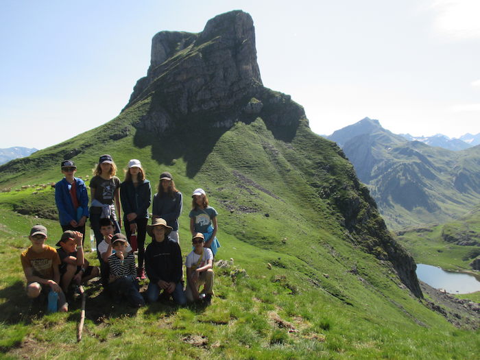 Les jeunes sont regroupés en haut de la montagne  lors d'une colonie de vacances nature dans les Pyrénées
