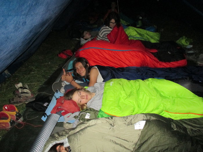 Les jeunes dorment dans des sacs de couchages  lors d'une colonie de vacances nature dans les Pyrénées