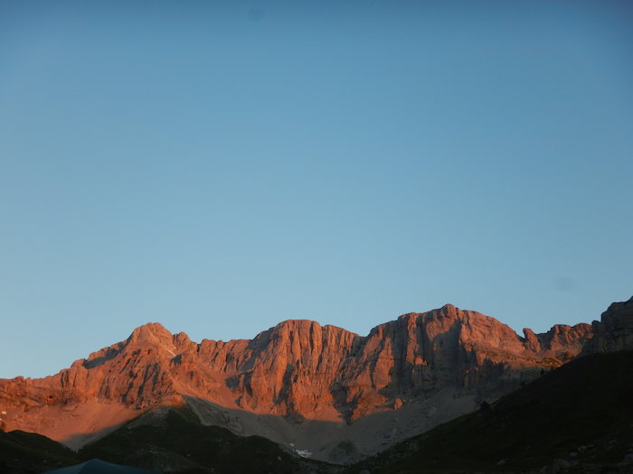 Les montagnes sont éclairées par le coucher de soleil lors d'une colonie de vacances dans les Pyrénées