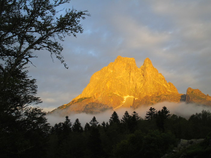 Les montagnes sont éclairées par le coucher de soleil lors d'une colonie de vacances dans les Pyrénées