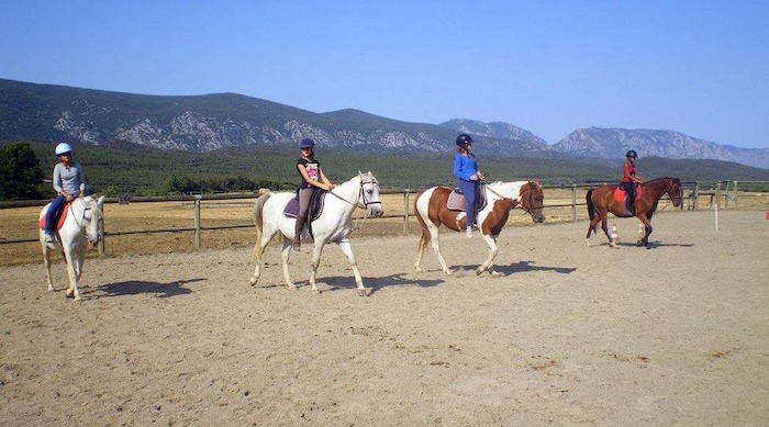 un cours d'équitation dans un beau décor lors d'une colonie de vacances Pyrénées-Orientales
