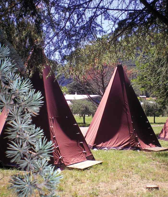 des tentes utilisées comme lieu d'hébergement pendant une colonie de vacances Pyrénées-Orientales