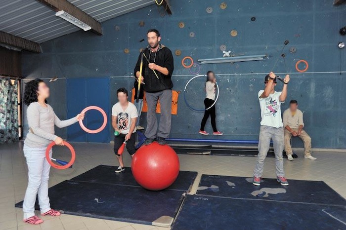 Des jeunes s'initient aux arts du cirque lors d'une colonie de vacances Pyrénées-Orientales