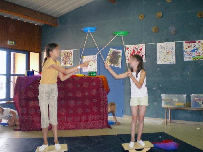 des enfants font un spectacle en colonie de vacances Pyrénées-Orientales