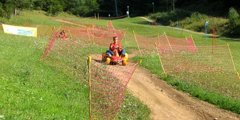 un jeune fait du kart en colonie de vacances Pyrénées-Orientales