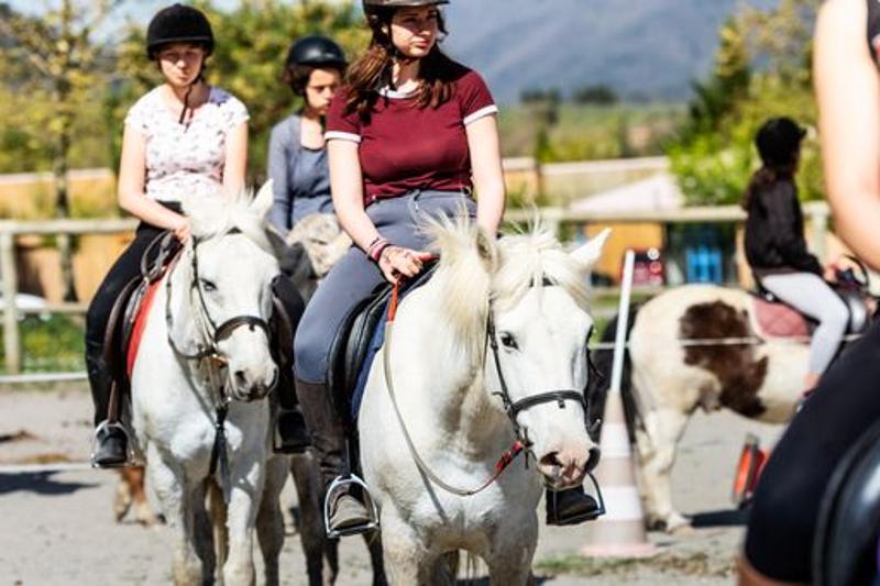 des filles font de l'équitation pendant leur colonie de vacances Pyrénées-Orientales
