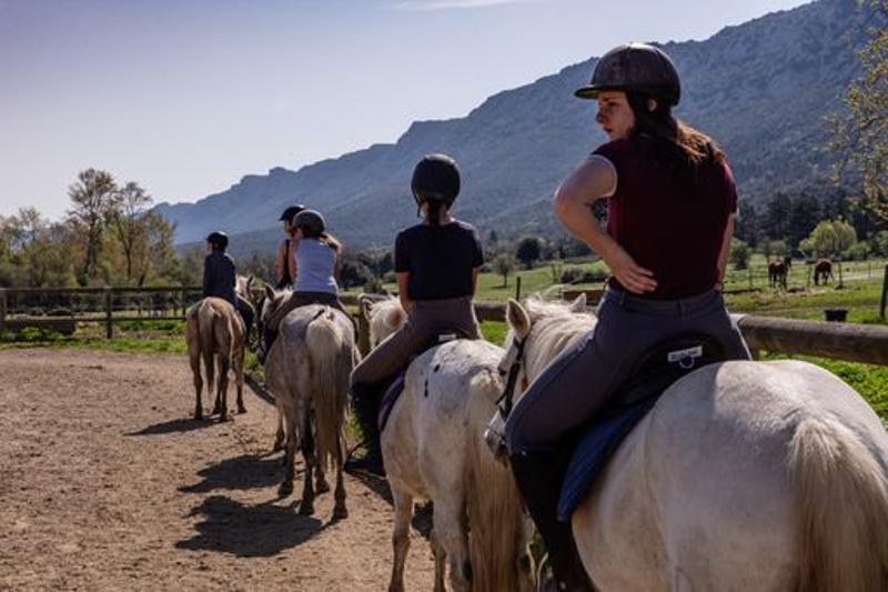 Promenade à cheval durant une colonie de vacances Pyrénées-Orientales