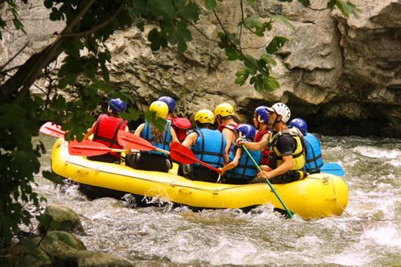 une sortie canyoning lors d'une colonie de vacances Pyrénées-Orientales