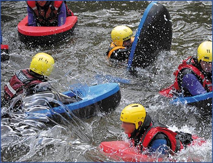 des jeunes font du rafting lors d'une colonie de vacances Pyrénées-Orientales