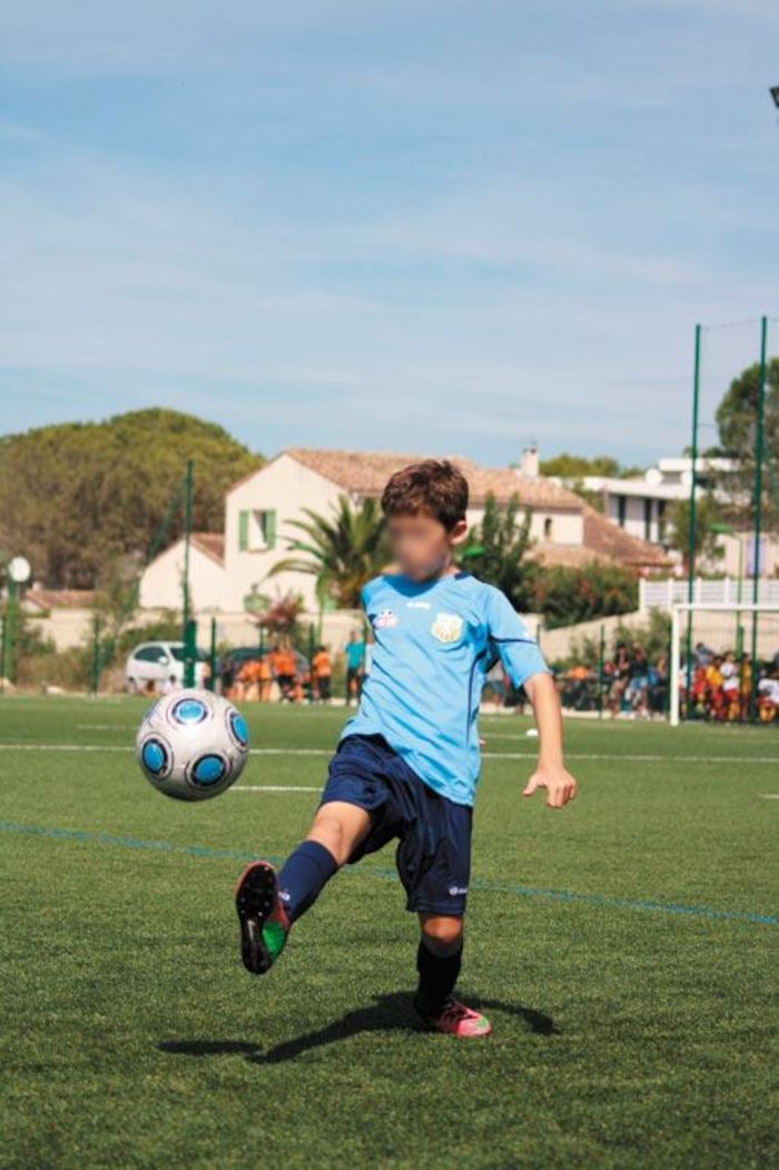 un enfant dribble avec un ballon en colonie de vacances Pyrénées-Orientales
