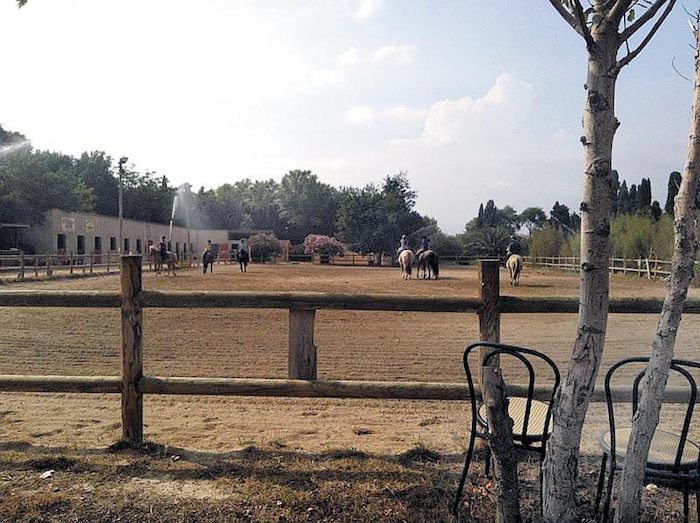 Vue extérieur du cours d'équitation d'une colonie de vacances Pyrénées-Orientales