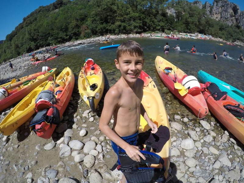 un enfant souriant en colonie de vacances occitanie 