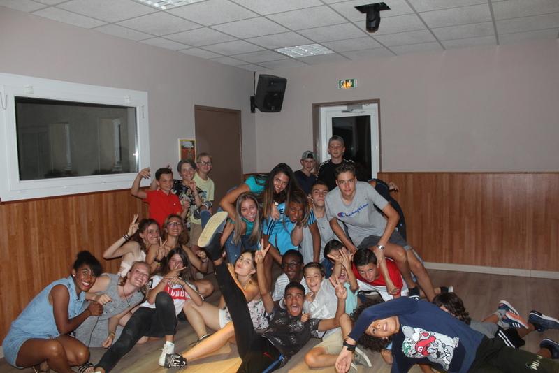 photo de groupe d'ado en colonie de vacances occitanie 