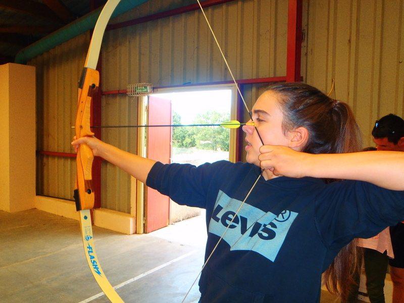 une jeune fille s'entraine au tir à l'arc