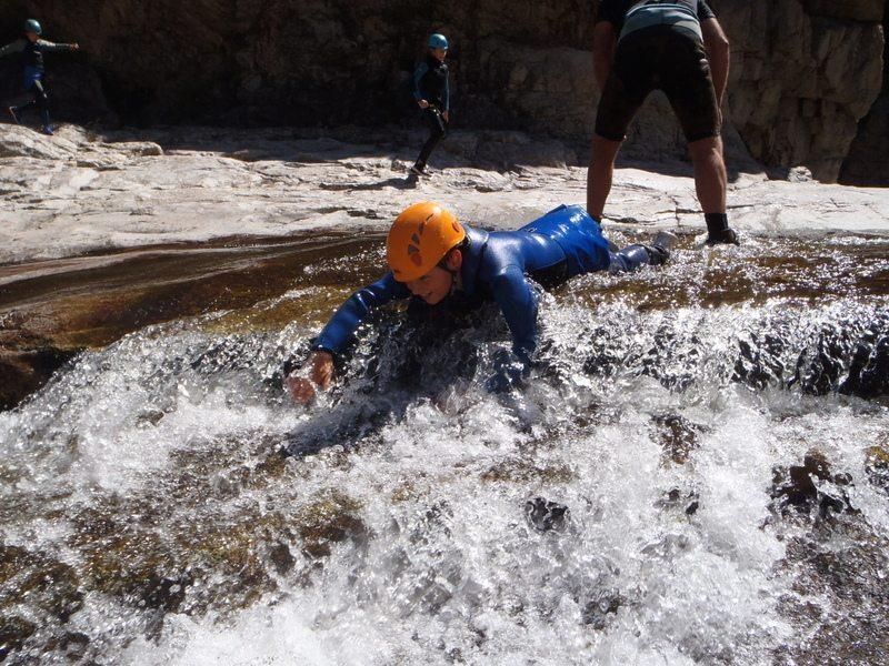 Enfant fait des sports aquatiques pendant une colonie de vacances Occitanie