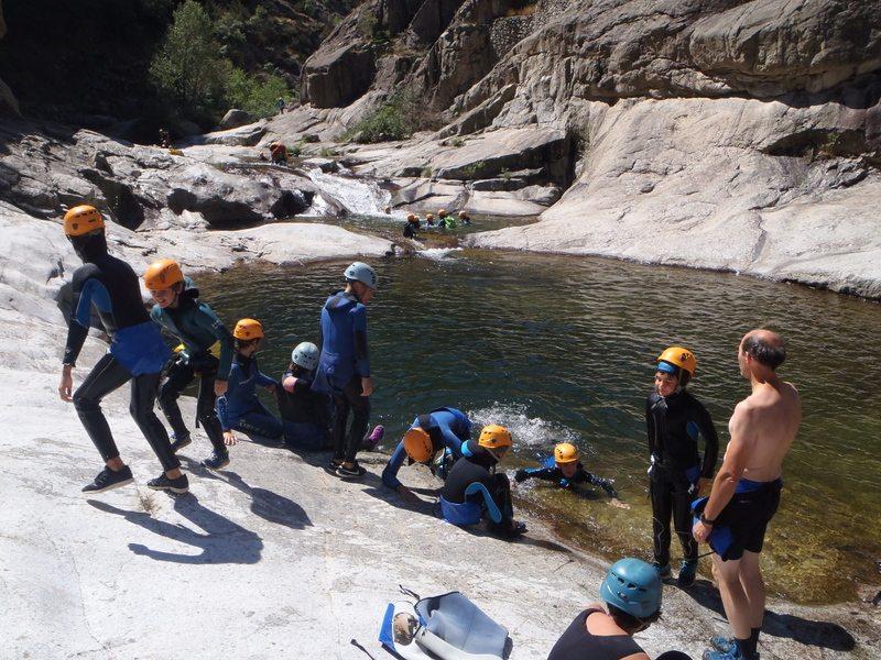 Un groupe fait du canyoning pendant une colonie de vacances Occitanie