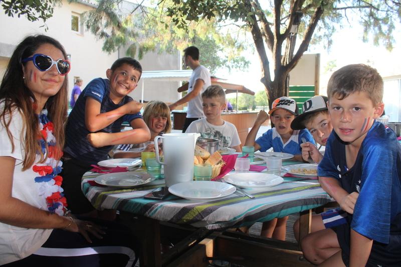 Enfants mangent ensemble pendant une colonie de vacances Occitanie