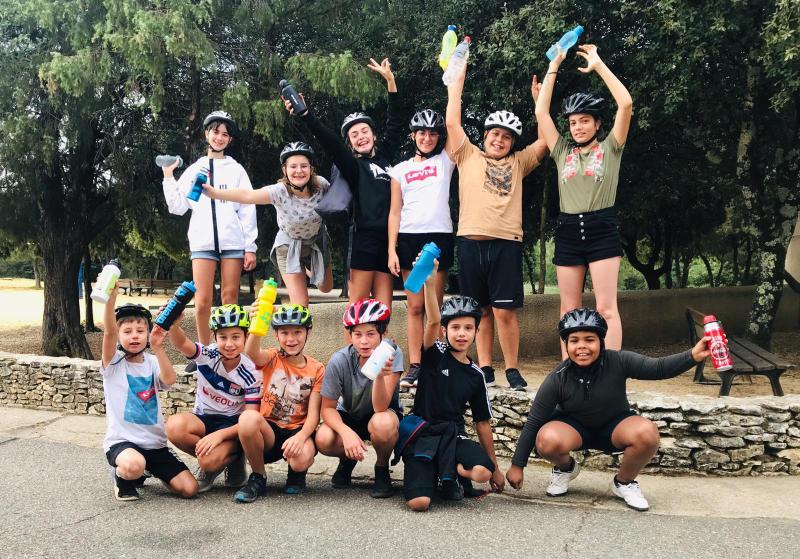 Groupe d'enfant cyclistes pendant une colonie de vacances Occitanie