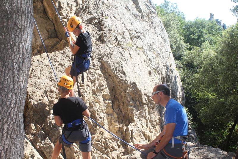 Un moniteur d'escalade pendant une colonie de vacances Occitanie
