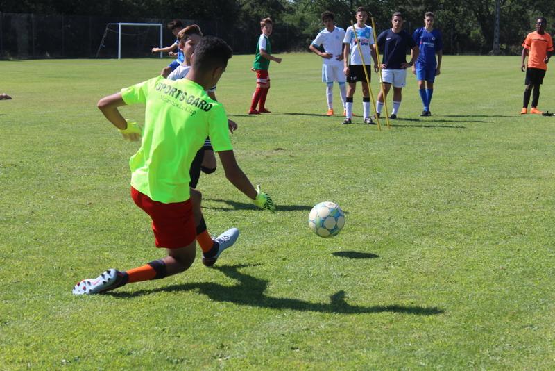 Enfants pendant un entraînement de football