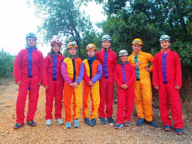 Un groupe prêts pour la spéléologie pendant une colonie de vacances Occitanie