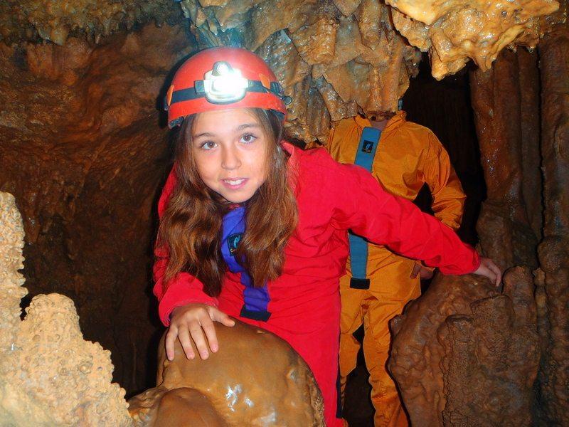 une ado fait de la spéléologie en colonie de vacances occitanie 
