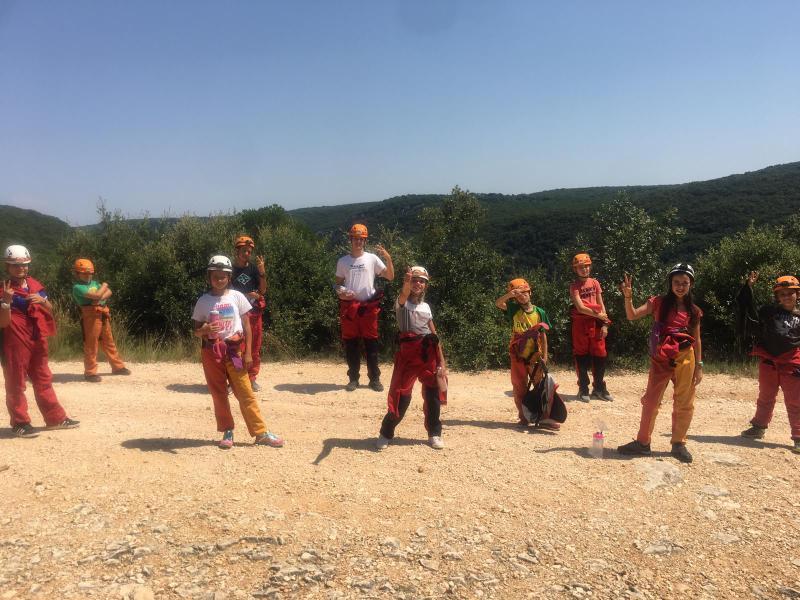 des ado sont prêts pour la spéléologie en colonie de vacances occitanie 