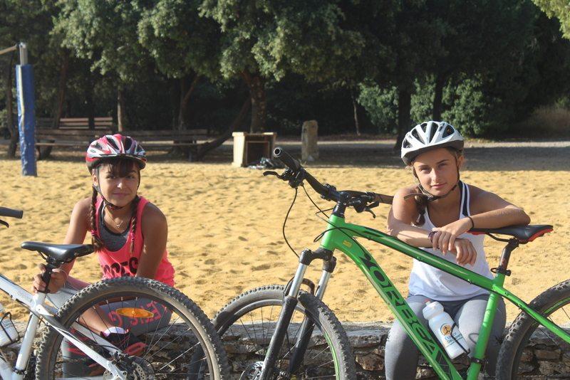 deux ado avec leur vélos en colonie de vacances occitanie 