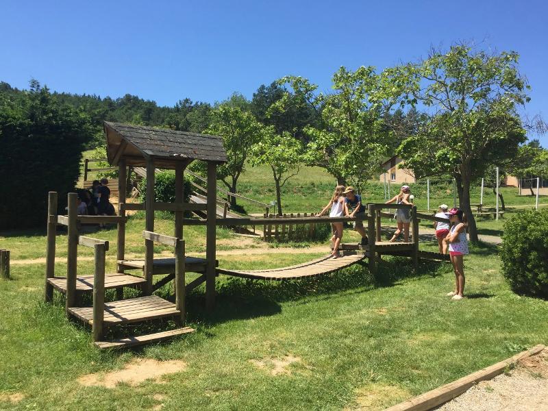  Aire de jeux avec enfants dans un espace vert 