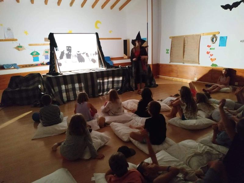 Les enfants de la colonie de vacance regarde un spectacle d'ombres chinoises