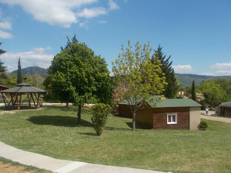 Trois chalets de la colonie de vacances Occitanie