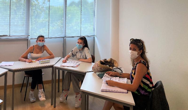 Trois filles révisent en séjour linguistique Londres famille d’accueil
