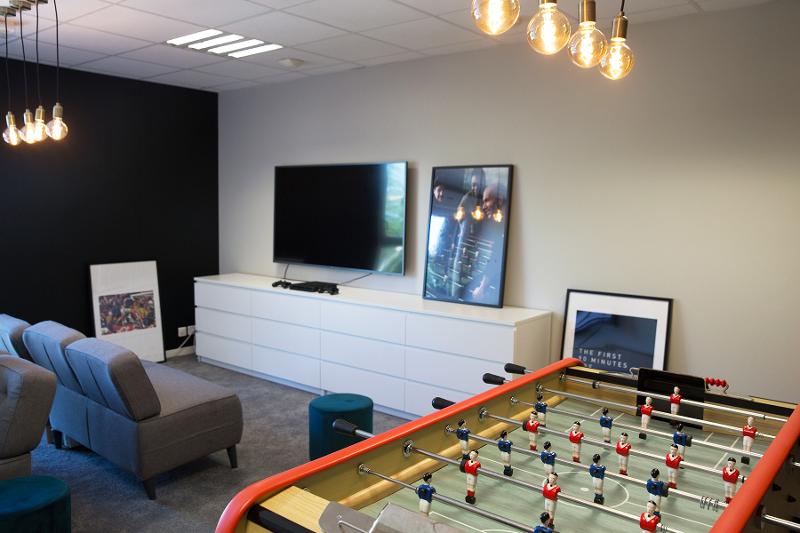 salle de jeux dans la colonie de vacances football 