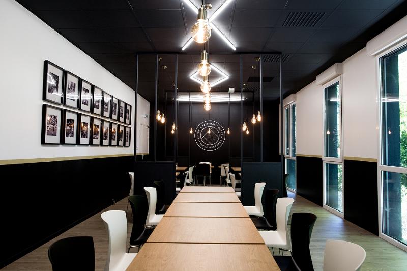 cafeteria du centre en colonie de vacances football 