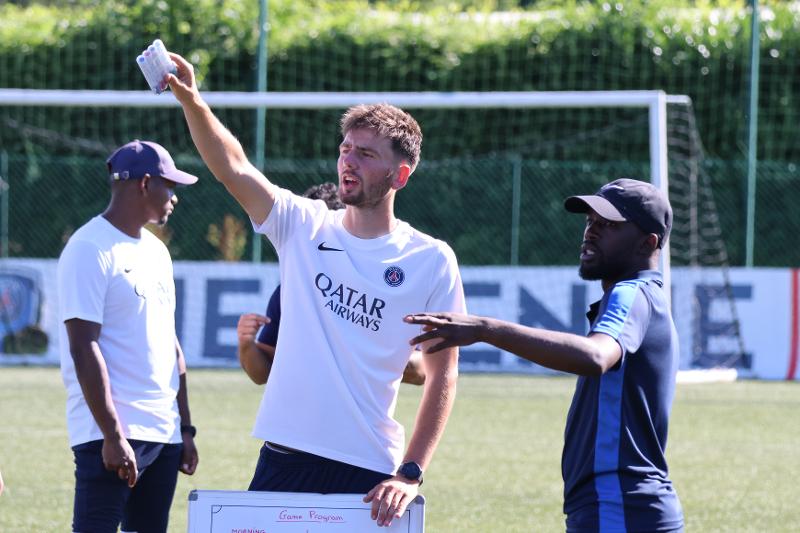 Coach et joueur lors d'une colonie de vacances football