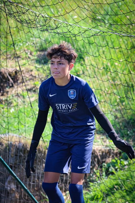 Un enfant garde les buts lors d'une colonie de vacances football