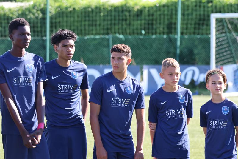 Des enfants et des adolescents lors d'une colonie de vacances football
