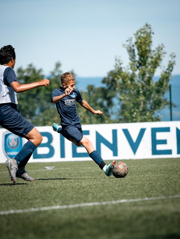 Un jeune tire lors d'une colonie de vacances football