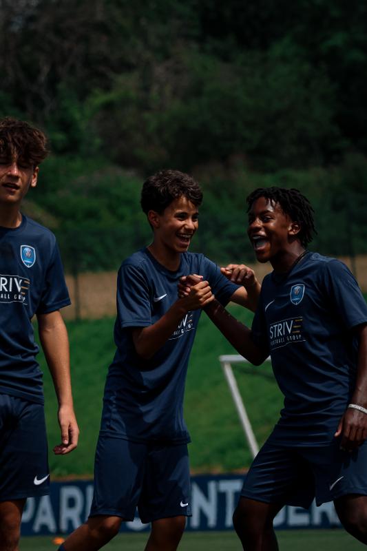 Deux enfants rigolent lors d'une colonie de vacances football