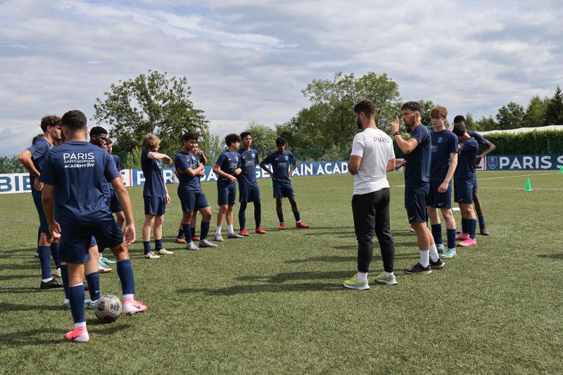 Une session d'entraînement lors d'une colonie de vacances football
