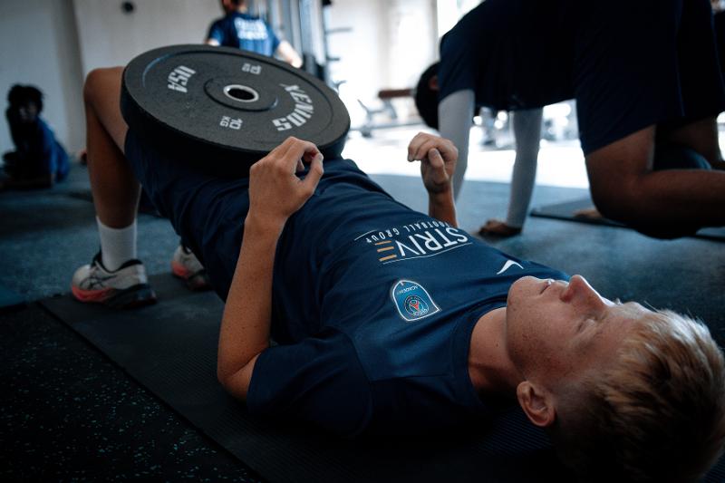 Une session de musculation lors d'une colonie de vacances football