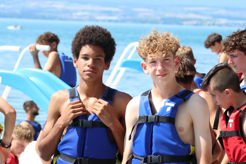 Deux jeunes en gilets de sauvetage lors d'une colonie de vacances football
