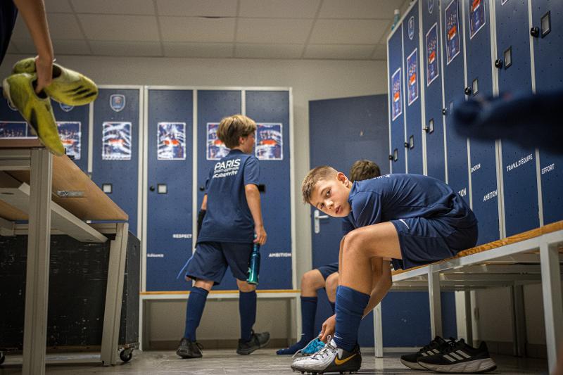 Des enfants dans un vestiaire lors d'une colonie de vacances football